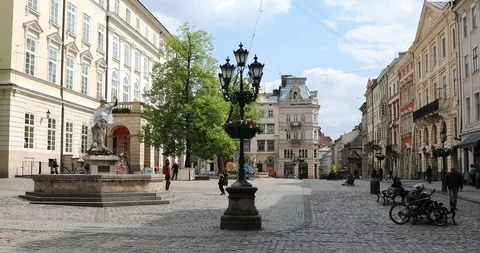 Empty square of Lviv during national quarantine amid coronavirus (covid-19). Video stock 130031638