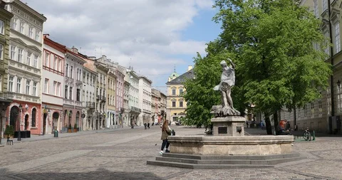 Empty square of Lviv during national quarantine amid coronavirus (covid-19). Video stock 130032312