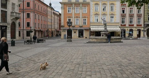 Empty square of Lviv during national quarantine amid coronavirus (covid-19). Video stock 130033138
