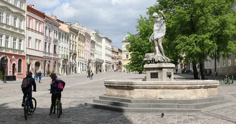 Empty square of Lviv during national quarantine amid coronavirus (covid-19). Video stock 130033330