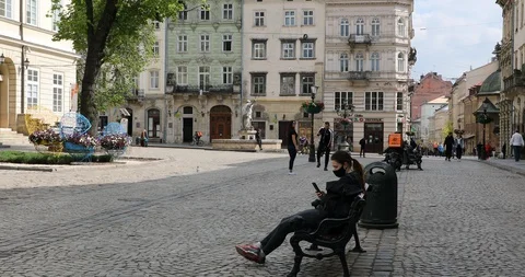 Empty square of Lviv during national quarantine amid coronavirus (covid-19). Video stock 130033610