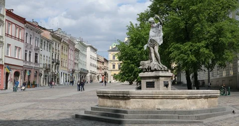Empty square of Lviv during national quarantine amid coronavirus (covid-19). Video stock 130033619