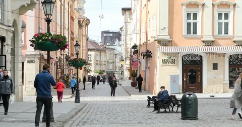 Empty square of Lviv during national quarantine amid coronavirus (covid-19). Video stock 130033630