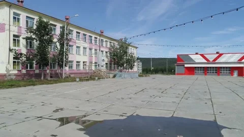 Empty square in a small town Vídeos de archivo 145067076