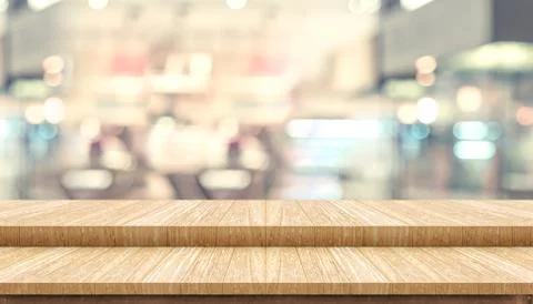 Empty step wood table top ( food stand ) with blur customer dining at cafe re Foto stock