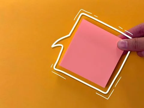 An empty sticker for notes. the hand holds a piece of paper. an empty bubble  Foto stock