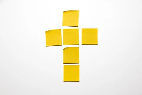 Empty Sticky Notes Isolated White Background And Crucifix Symbol Christian Cross Foto stock
