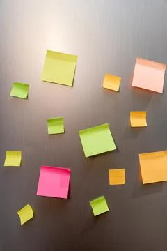 Empty sticky stickers on refrigerator door, paper copy space for text mockup Stock Photos