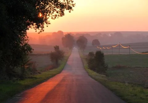 Empty straight road at reddish sunset Foto stock