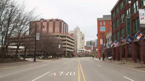 Empty street and sidewalks in the city, covid-19 lockdown, quarantine, 4K60p Video stock 128732170