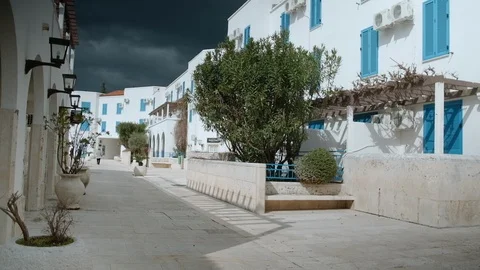 Empty street in a hotel complex on a sunny day in Montenegro Vídeo Stock 127078013