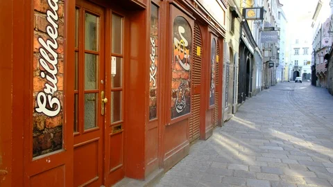 Empty street in the old town of linz 库存影片 127756735