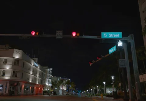 Empty Street Pan with Changing Street Lights Vidéo 129791591