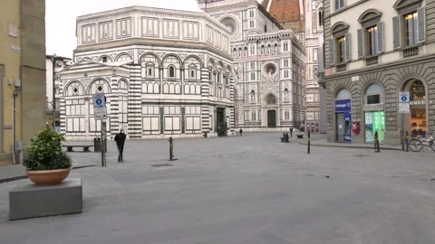 Empty streets on Florence centre. Few people around during Covid-19 pandemic. Vídeo Stock 144435926