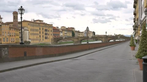 Empty streets in Florence, in a cloudy day, during Covid-19 pandemic lockdown. Vídeo Stock 144436263