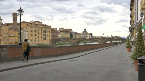 Empty streets in Florence, in a cloudy day, during Covid-19 pandemic lockdown. 库存影片 144436302
