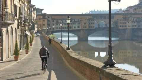 Empty streets in Florence, in a sunny day, during Covid-19 pandemic lockdown. 库存影片 144436237