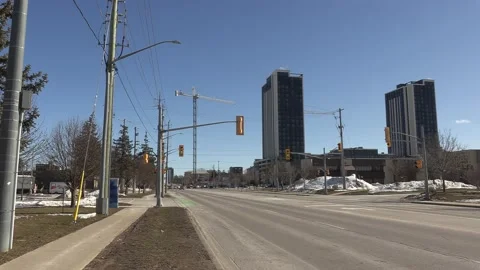 Empty streets as workers work from home in COVID 19 pandemic lockdown Vídeos de archivo 149997305