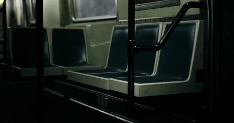Empty subway car with dim lighting during late night hours Vídeos de archivo 321441833