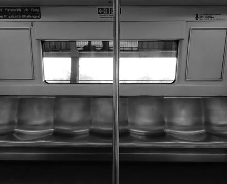 Empty Subway Car Interior with Window View in Black and White Foto stock