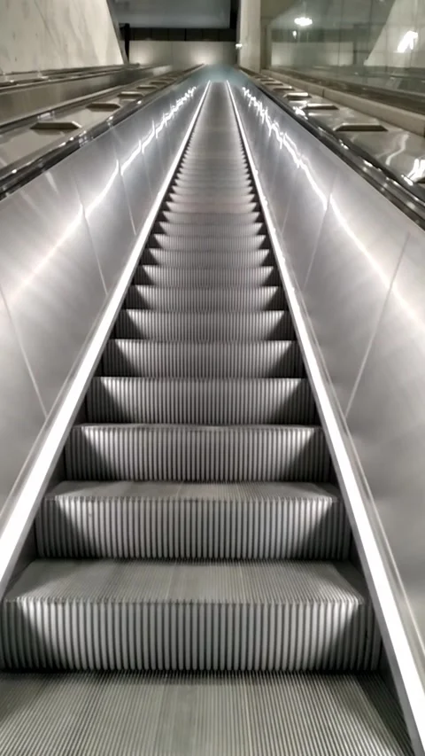 Empty subway escalator steps 库存影片 265022355