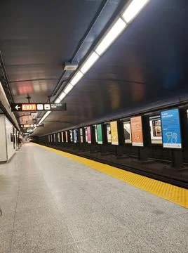 Empty Subway Platform Stock-Fotos