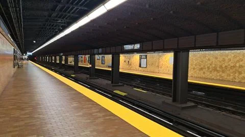 An empty subway platform in Toronto, Ontario, Canada. Stock-Fotos