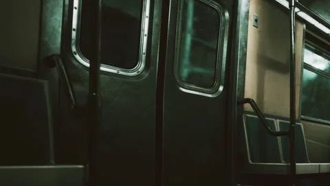 Empty subway train in a dimly lit underground station at night Vídeos de archivo 343576520