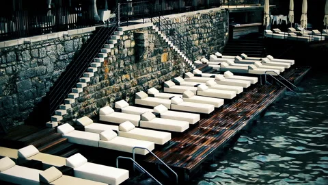 Empty sun beds standing on wet wooden made dock. 스톡 동영상 152956565