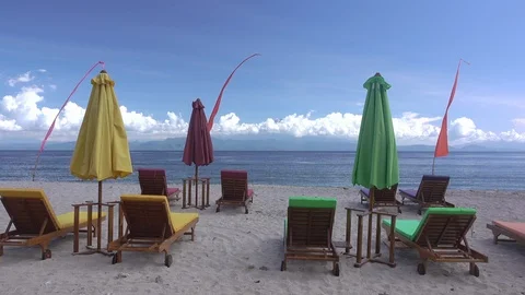 Empty Sunbeds and Umbrellas on the Beach. Fast Motion 動画素材 106455604