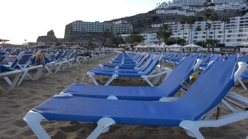 Empty sunbeds on the beach in the evening in Puerto Rico Gran Canaria Spain Video stock 86112075