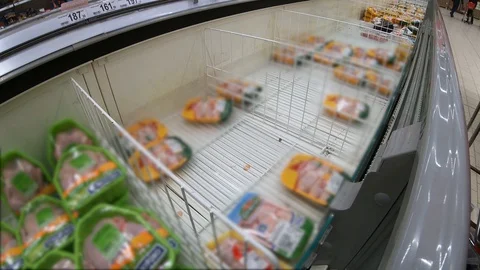 Empty supermarket counter with chicken Видео 128095830