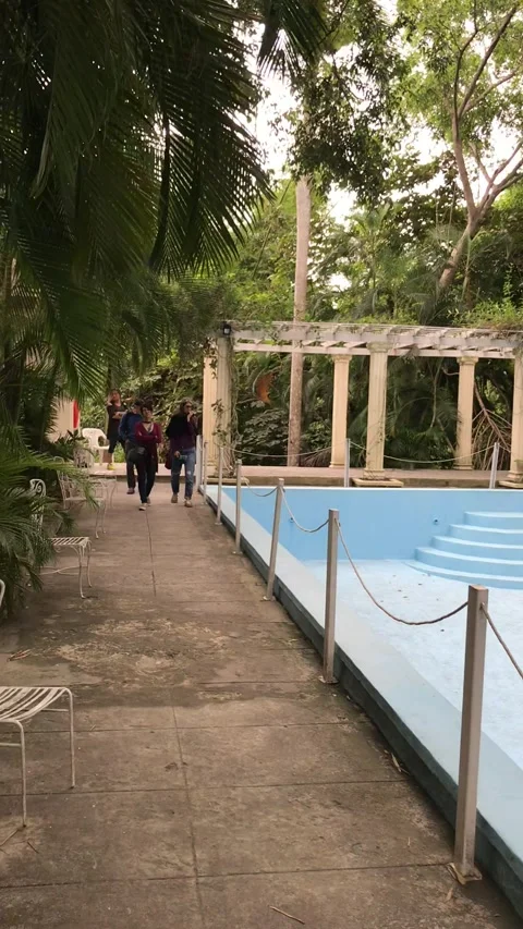 Empty swimming pool and banyan tree roots at Hemingway house in Havana Cuba 库存影片 344464425