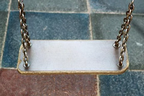 The empty swing on the chains on the Playground Foto stock