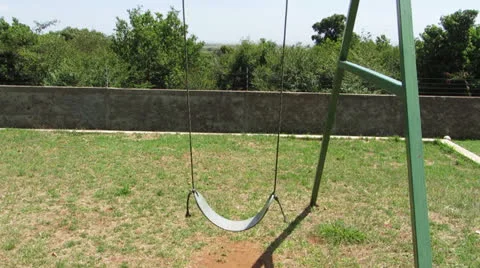 The empty swing Видео 23583124