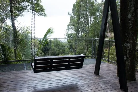 Empty Swing on Misty Viewpoint Platform, Penang Hill, Malaysia 库存照片