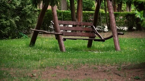 Empty swing in the park Vídeo Stock 137828120