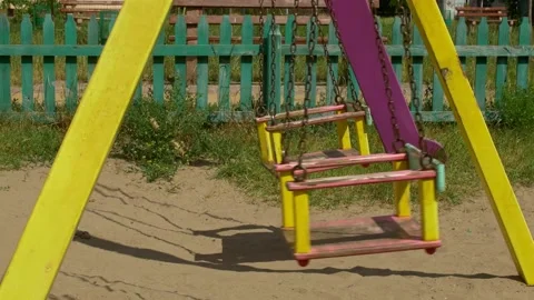 Empty swing on playground - quarantine covid 19 Vídeos de archivo 134174696