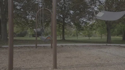 Empty Swing in Playground – Slow Motion - ProRes 4K UHD S-Log3 Stockbeeldmateriaal 317960013