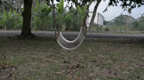 Empty swing swaying Vidéo 30462758