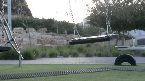 Empty swing swing in the playground Vidéo 151189713