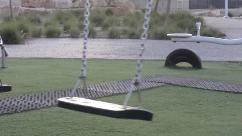 Empty swing swing in the playground Vidéo 151189714
