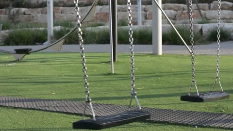 Empty swing swing in the playground Vidéo 151189752