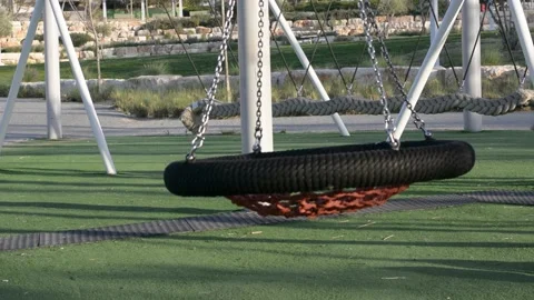 Empty swing swing in the playground Vidéo 151189780