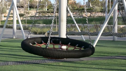 Empty swing swing in the playground Vidéo 151189795