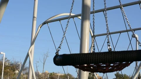 Empty swing swing in the playground Vidéo 151189806