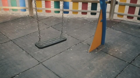 Empty swing without children swaying. 库存影片 62235396