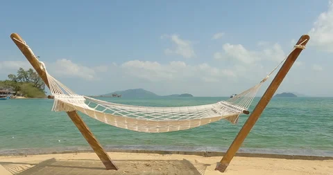 Empty, swinging hammock in the wind on a tropical beach landscape Stock-Footage 265035538