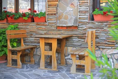 Empty table and benches in a summer cafe Foto stock