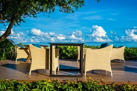 Empty table and chair for dining set nearly sea ocean beach on white cloud bl Foto stock